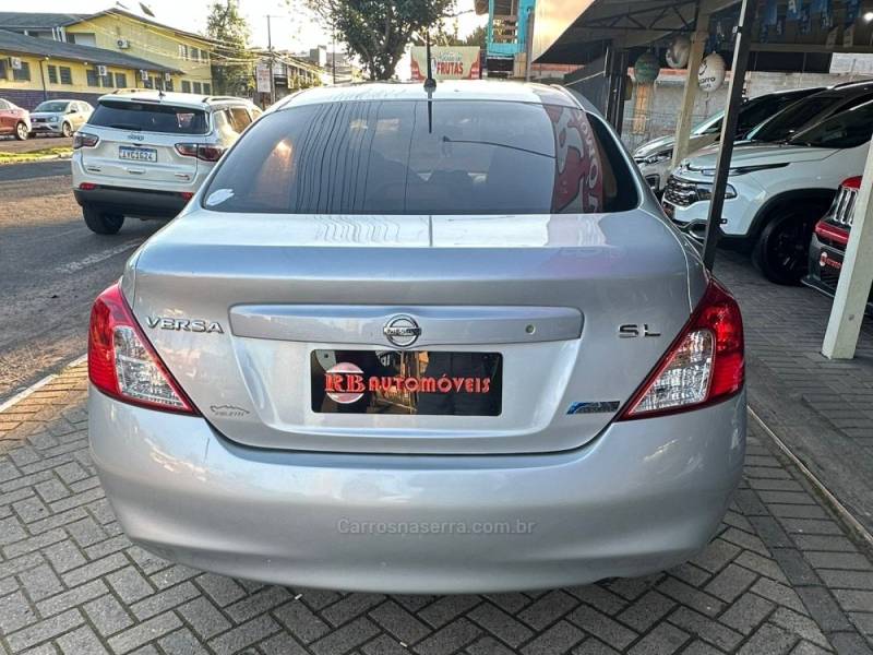 NISSAN - VERSA - 2013/2013 - Prata - R$ 45.900,00