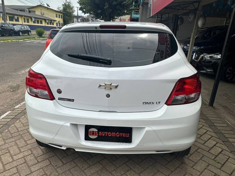 CHEVROLET - ONIX - 2016/2016 - Branca - R$ 49.900,00