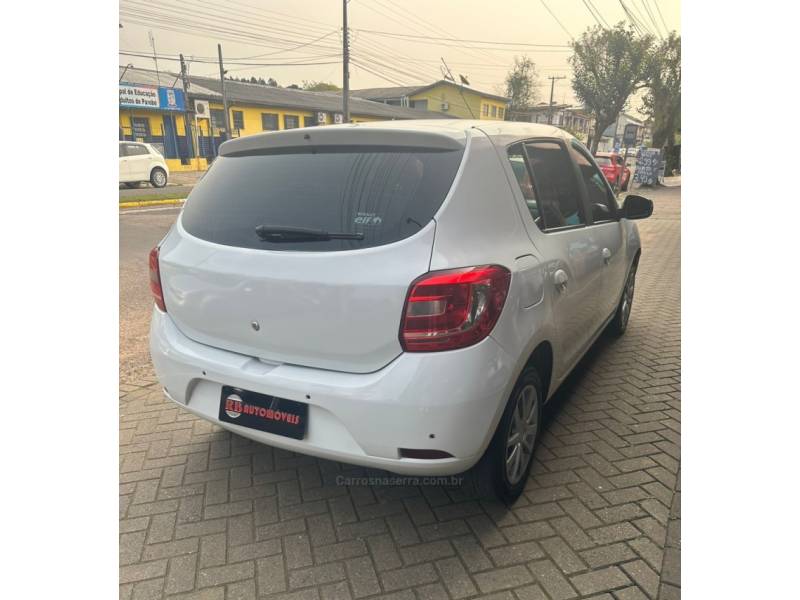 RENAULT - SANDERO - 2017/2017 - Branca - R$ 43.900,00