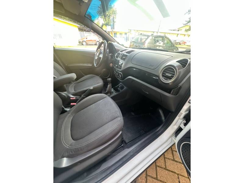FIAT - GRAND SIENA - 2016/2017 - Branca - R$ 46.900,00