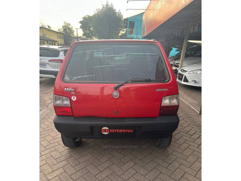 FIAT - UNO - 2008/2009 - Vermelha - R$ 19.900,00