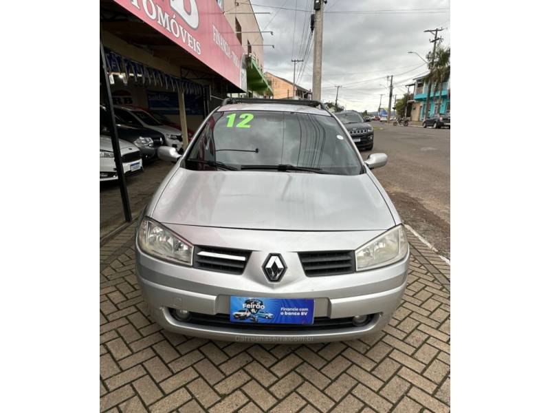 RENAULT - MÉGANE - 2011/2012 - Prata - R$ 36.900,00