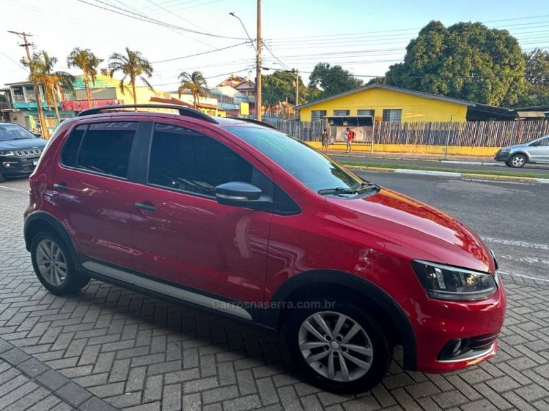 VOLKSWAGEN - FOX - 2016/2017 - Vermelha - R$ 58.900,00