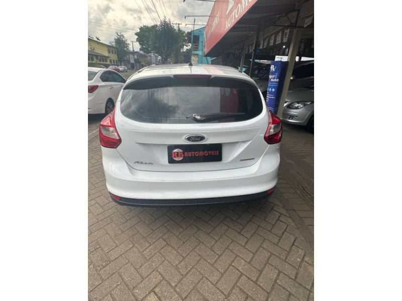 FORD - FOCUS - 2015/2015 - Branca - R$ 55.900,00