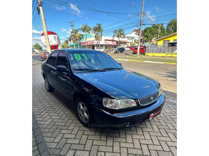 TOYOTA - COROLLA - 2000/2001 - Verde - R$ 26.900,00