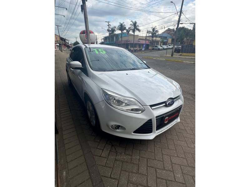 FORD - FOCUS - 2015/2015 - Branca - R$ 55.900,00