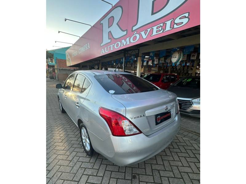 NISSAN - VERSA - 2013/2013 - Prata - R$ 45.900,00